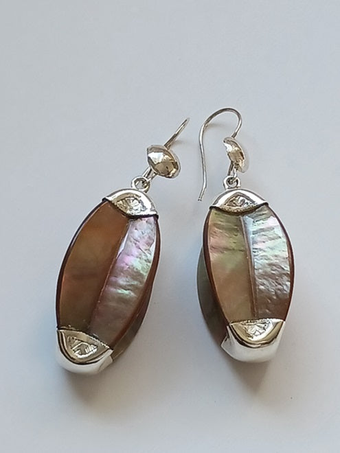 Boucles d'oreilles touareg en argent ciselé et nacre