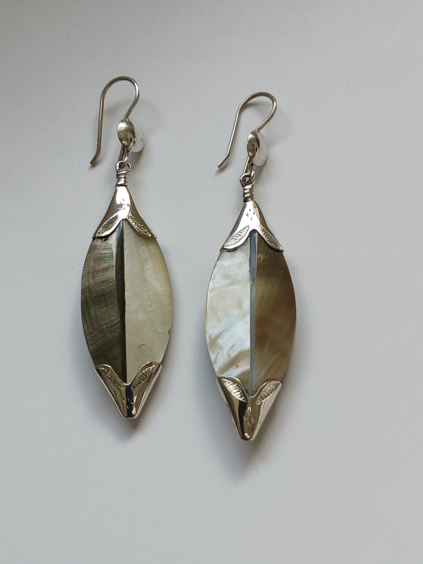 Boucles d'oreilles touareg en argent ciselé et nacre