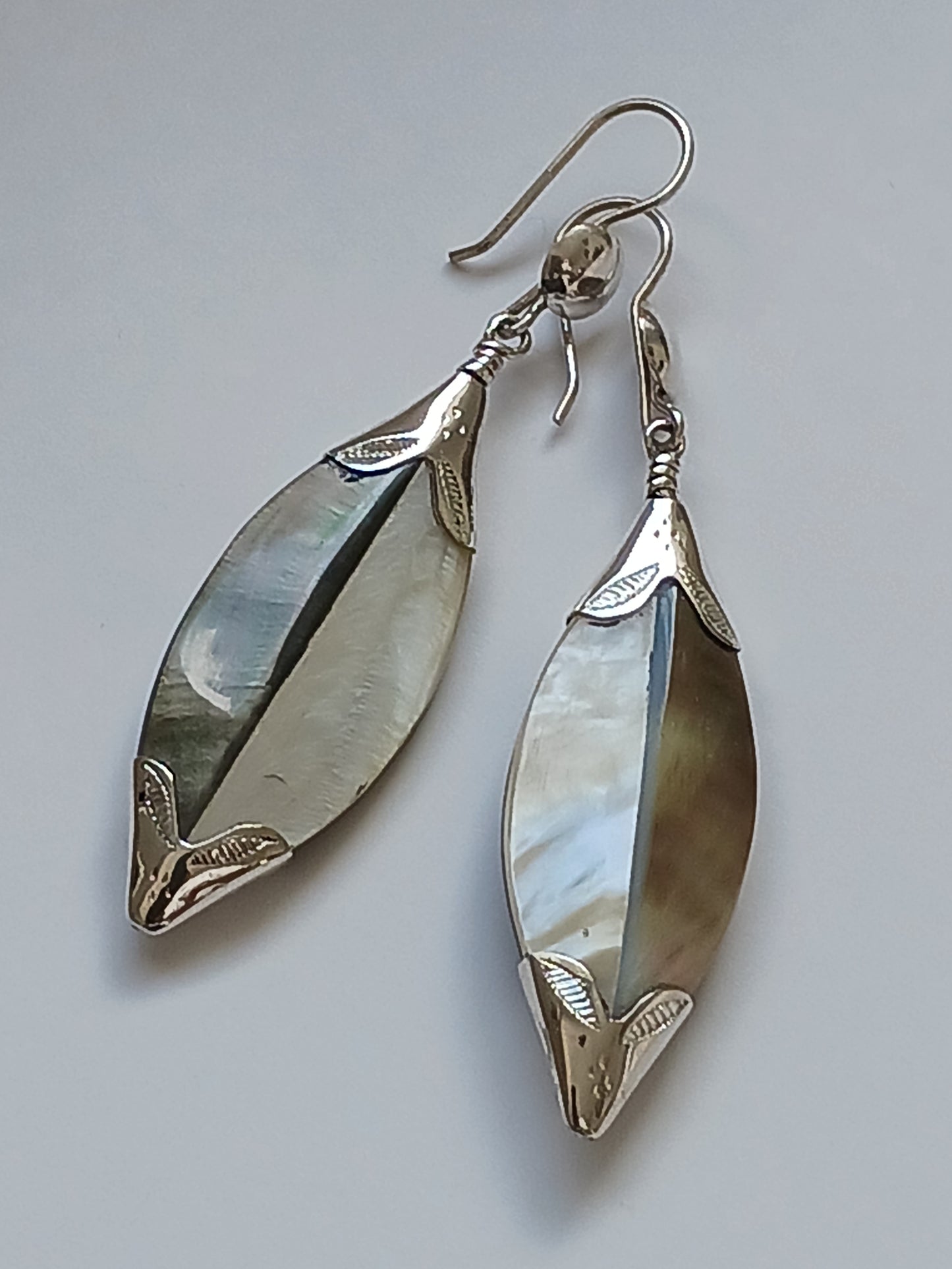 Boucles d'oreilles touareg en argent ciselé et nacre