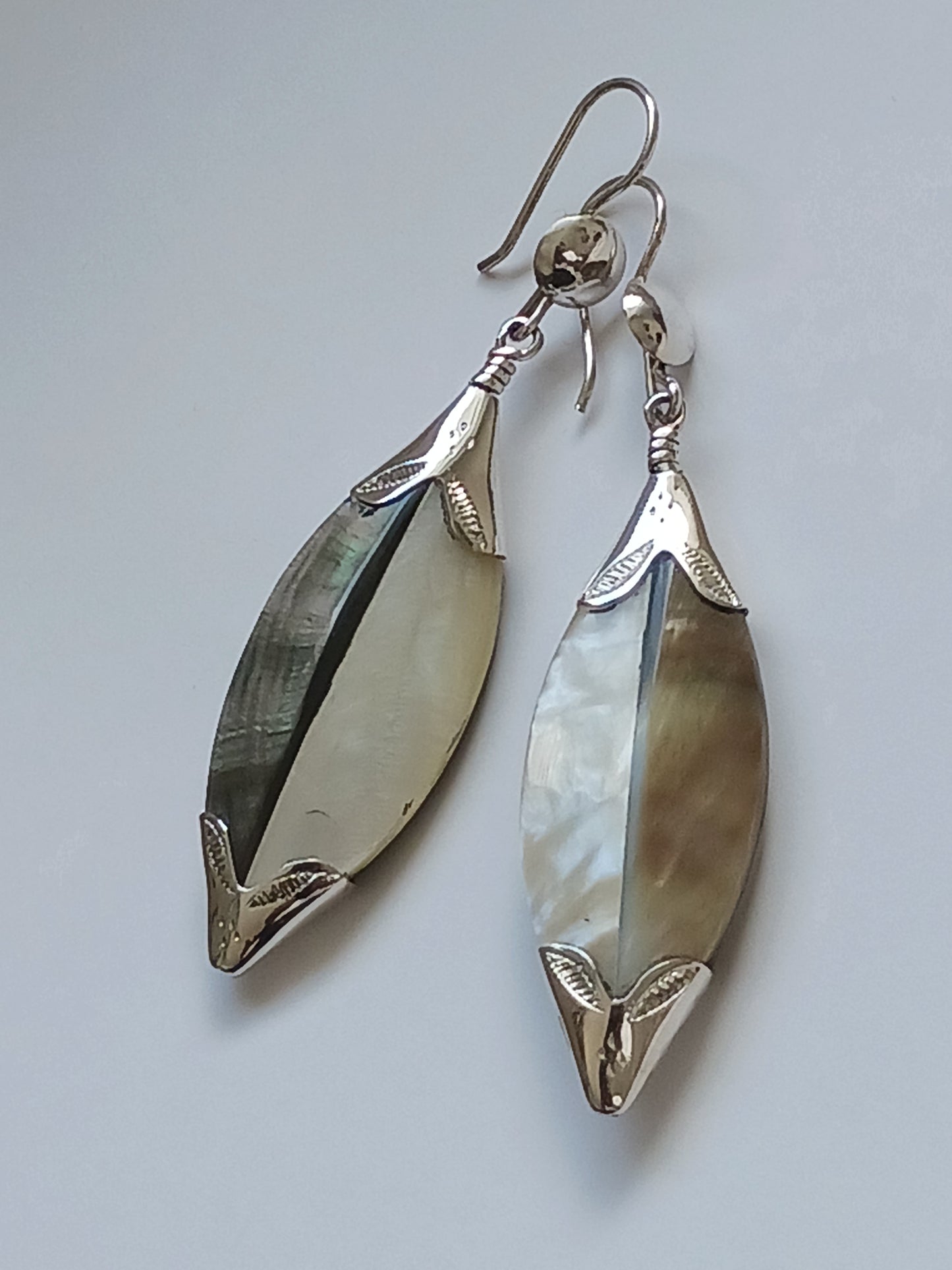 Boucles d'oreilles touareg en argent ciselé et nacre