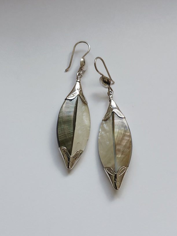 Boucles d'oreilles touareg en argent ciselé et nacre