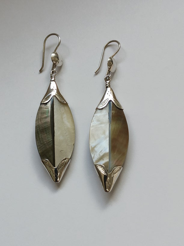 Boucles d'oreilles touareg en argent ciselé et nacre