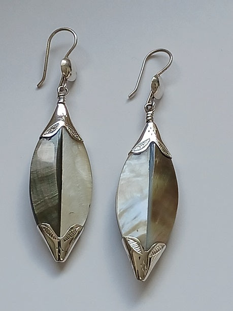 Boucles d'oreilles touareg en argent ciselé et nacre