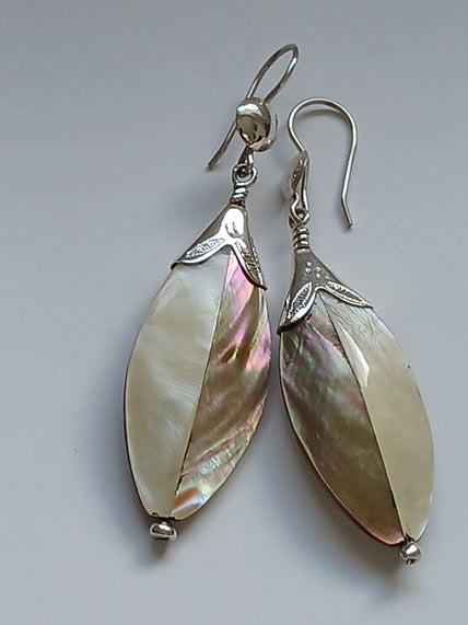 Boucles d'oreilles touareg en argent ciselé et nacre