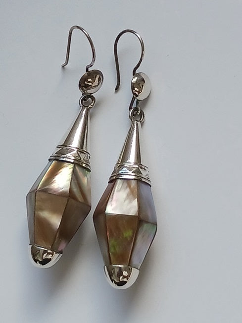 Boucles d'oreilles touareg en argent ciselé et nacre