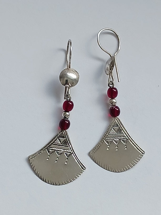 Boucles d'oreilles touareg en argent ciselé ornées de perles grenat