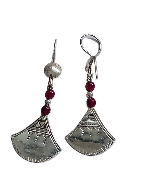 Boucles d'oreilles touareg en argent ciselé ornées de perles grenat
