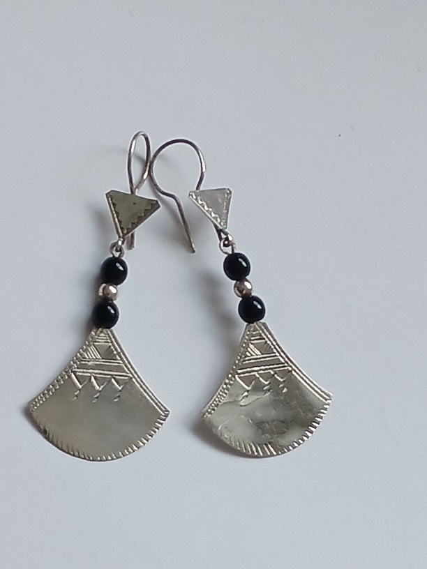 Boucles d'oreilles touareg en argent ciselé ornées de perles noires