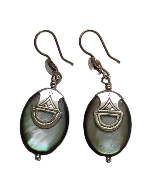 Boucles d'oreilles touareg en argent ciselé et nacre