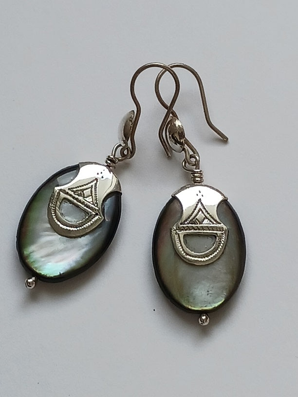 Boucles d'oreilles touareg en argent ciselé et nacre