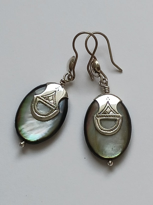 Boucles d'oreilles touareg en argent ciselé et nacre