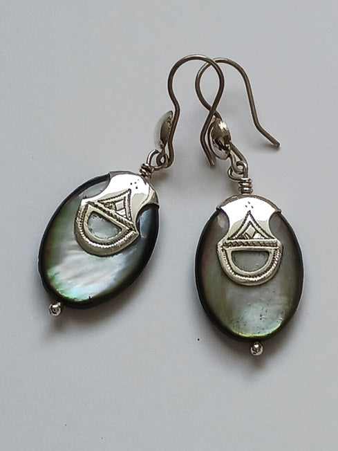 Boucles d'oreilles touareg en argent ciselé et nacre