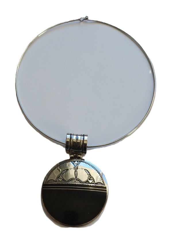 Collier touareg en argent ciselé et bois d'ébène