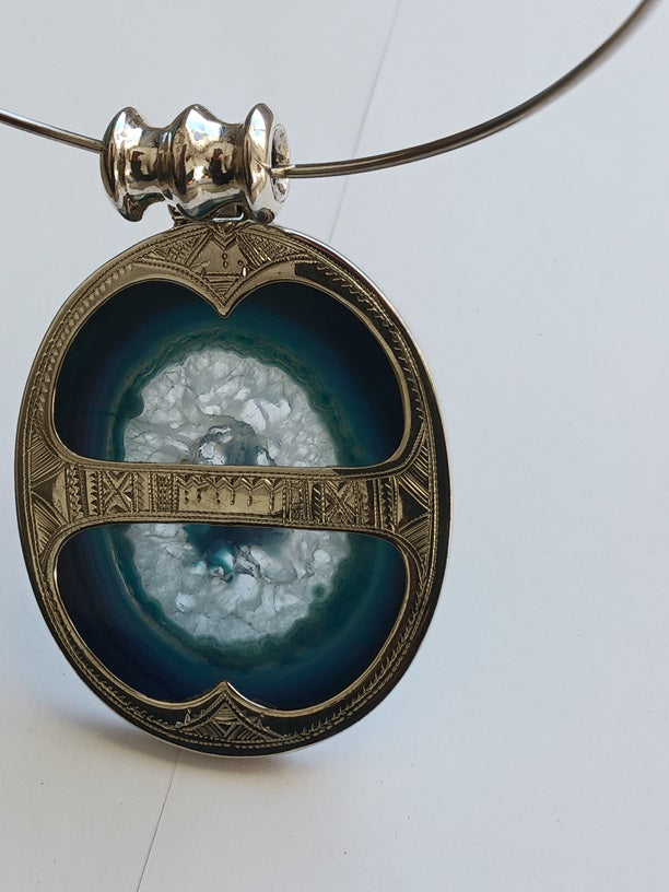 Collier Touareg en argent ciselé et pierre agate