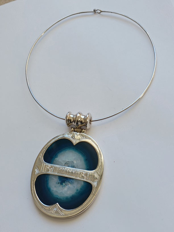 Collier Touareg en argent ciselé et pierre agate