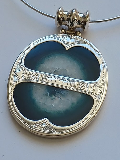 Collier Touareg en argent ciselé et pierre agate