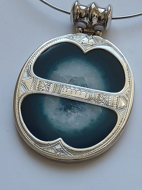 Collier Touareg en argent ciselé et pierre agate