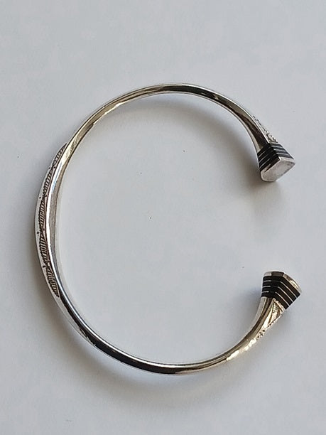 Bracelet touareg en argent ciselé et bois d'ébène