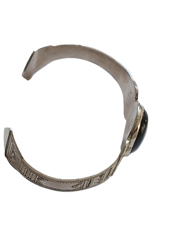 Bracelet touareg en argent ciselé ornée d'une pierre agate
