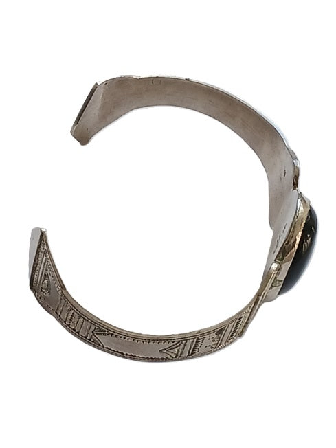 Bracelet touareg en argent ciselé ornée d'une pierre agate