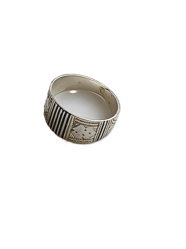 Bague touarègue en argent incrustée de bois d'ébène
