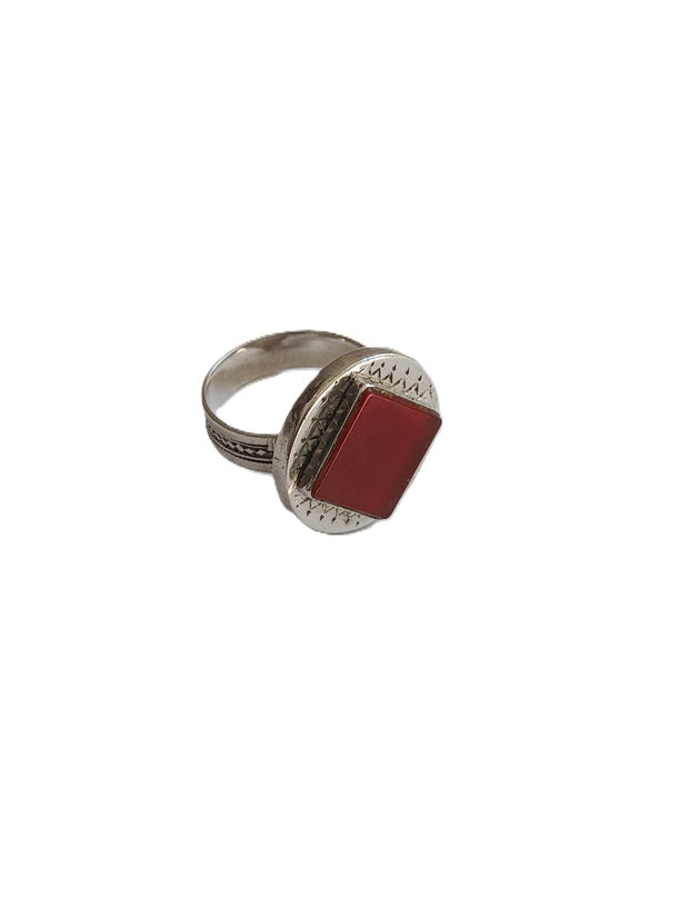Bague touarègue en argent ciselé ornée d'une pierre agate