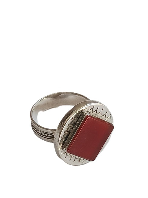 Bague touarègue en argent ciselé ornée d'une pierre agate
