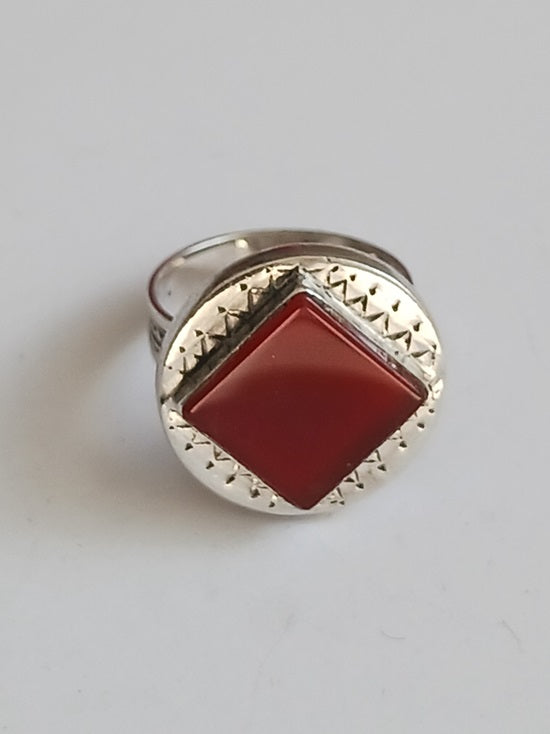 Bague touarègue en argent ciselé ornée d'une pierre agate