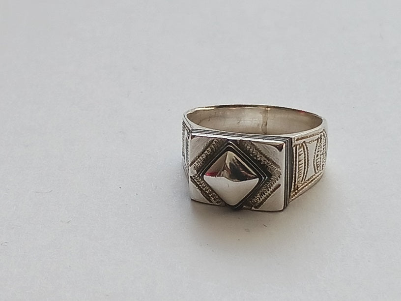 Bague touarègue en argent ciselé et bois débène