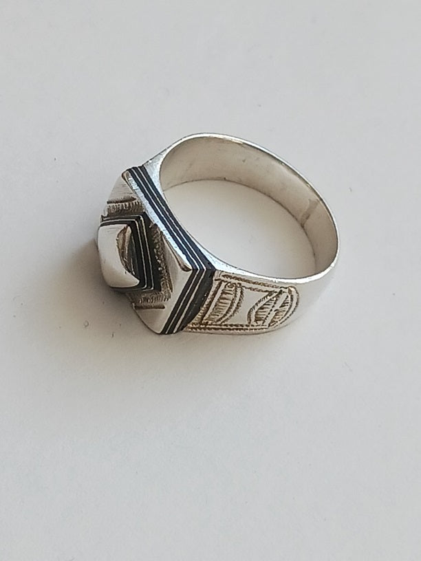 Bague touarègue en argent ciselé et bois débène