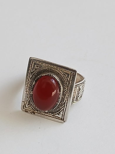 Bague touarègue en argent ciselé ornée d'une jolie pierre agate