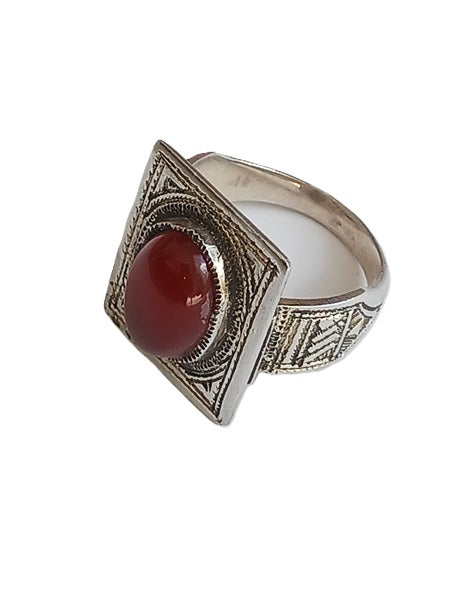 Bague touarègue en argent ciselé ornée d'une jolie pierre agate