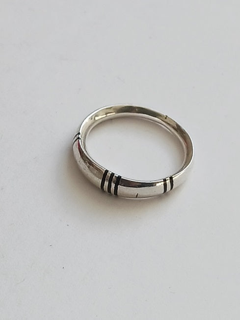 Bague touarègue en argent ciselé avec des motifs en bois débène