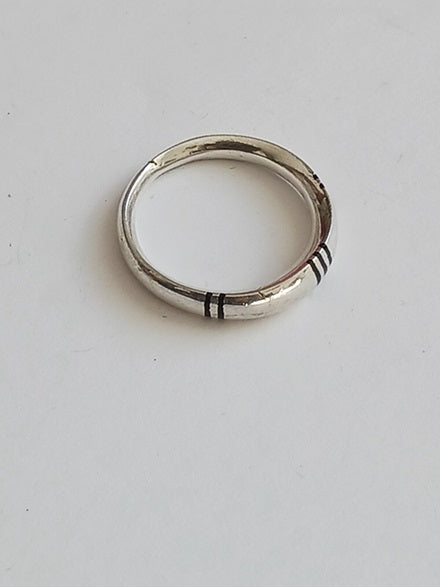 Bague touarègue en argent ciselé avec des motifs en bois débène
