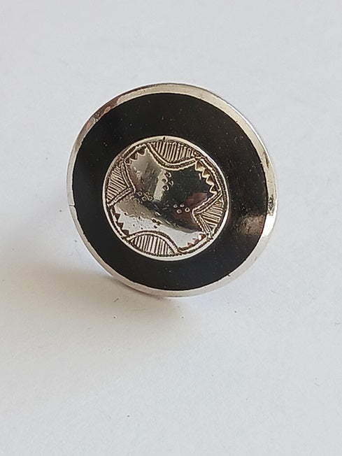 Bague touarègue en argent ciselé avec des motifs en bois d'ébène