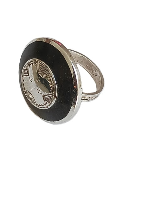 Bague touarègue en argent ciselé avec des motifs en bois d'ébène