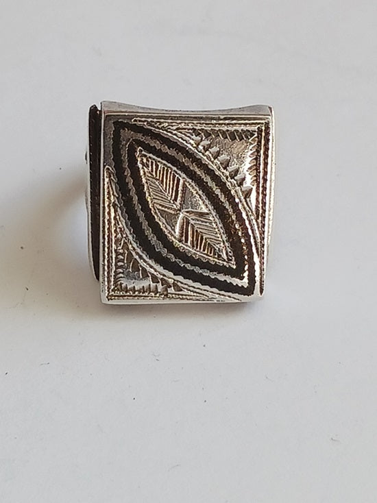 Bague touarègue en argent ciselé avec des motifs en bois d'ébène