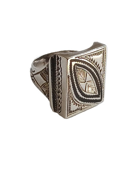 Bague touarègue en argent ciselé avec des motifs en bois d'ébène