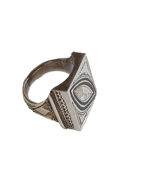 Bague touarègue en argent ciselé avec des motifs en bois d'ébène