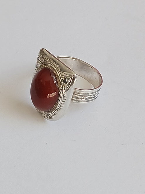 Bague touarègue en argent ciselé ornée d'une jolie pierre agate