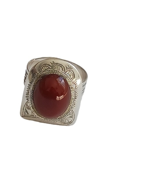 Bague touarègue en argent ciselé ornée d'une jolie pierre agate