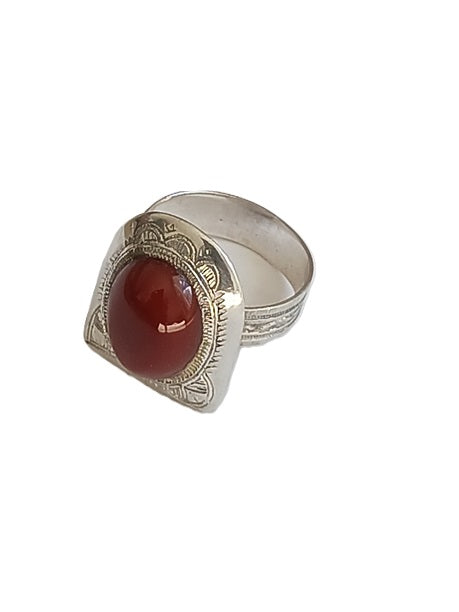 Bague touarègue en argent ciselé ornée d'une jolie pierre agate