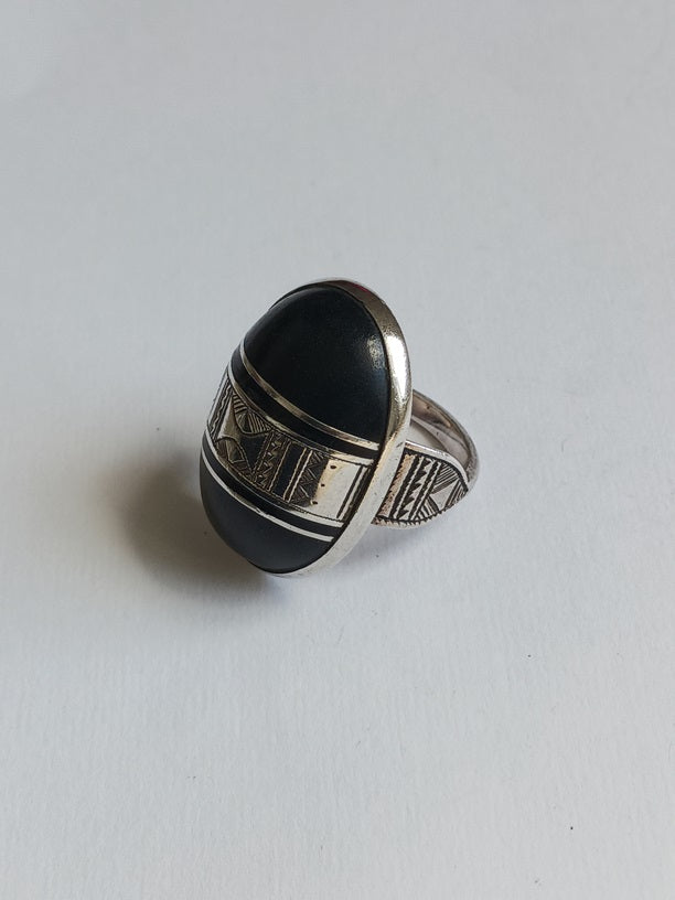 Bague touarègue en argent ciselé et bois d'ébène