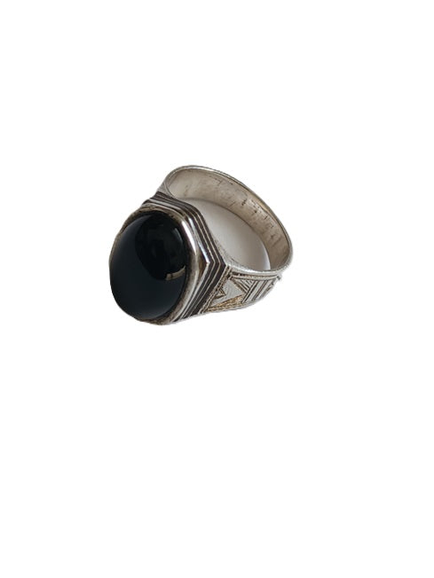 Bague touarègue en argent ciselé ornée d'une pierre agate noire
