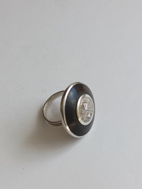 Bague touarègue en argent ciselé et bois d'ébène