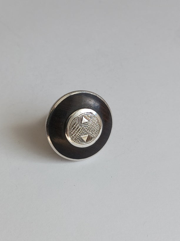 Bague touarègue en argent ciselé et bois d'ébène