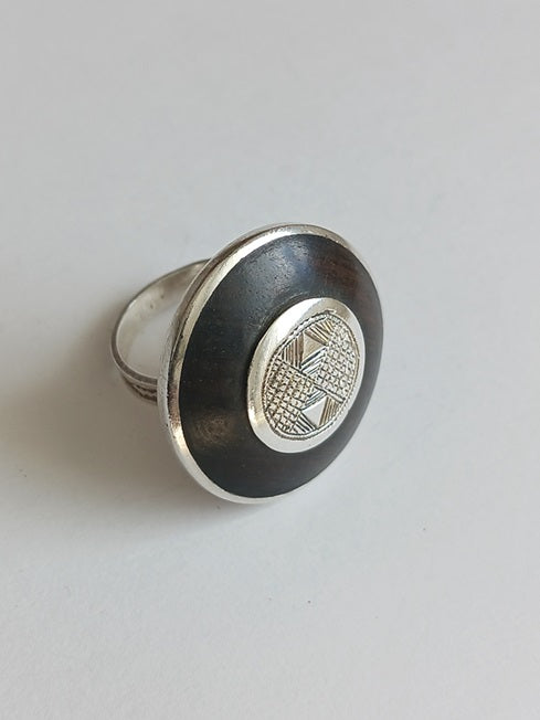 Bague touarègue en argent ciselé et bois d'ébène