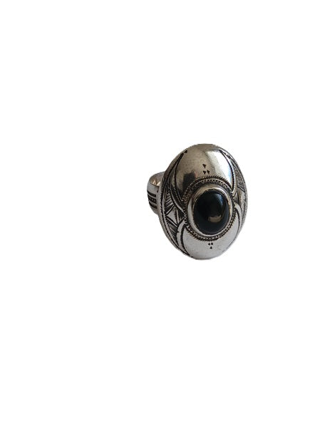 Bague touarègue en argent ciselé ornée d'une pierre agate noire