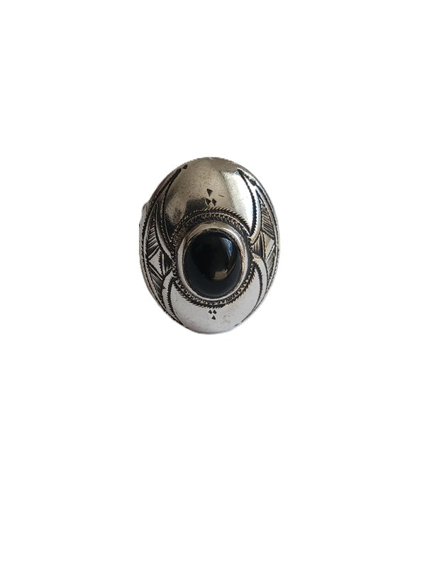 Bague touarègue en argent ciselé ornée d'une pierre agate noire