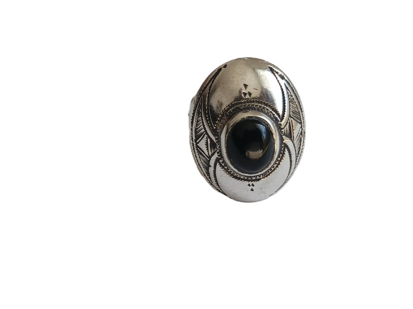 Bague touarègue en argent ciselé ornée d'une pierre agate noire